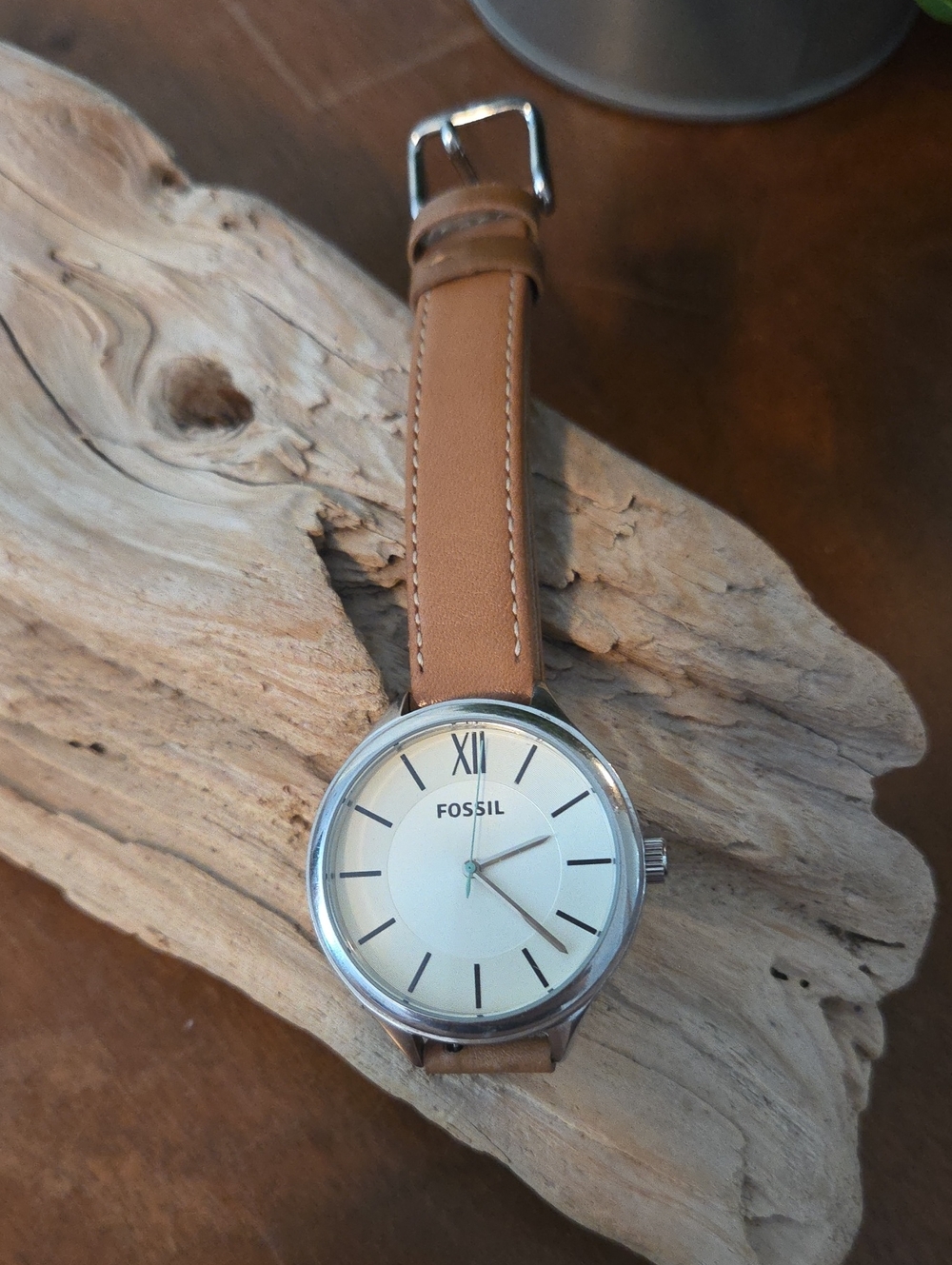 Fossil Tan Leather Strap Watch - Classic Minimalist Design